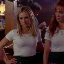 Anna Paquin e Carrie Preston in una scena dell'episodio The Fourth Man in the Fire di True Blood