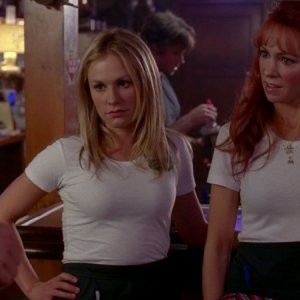 Anna Paquin e Carrie Preston in una scena dell'episodio The Fourth Man in the Fire di True Blood