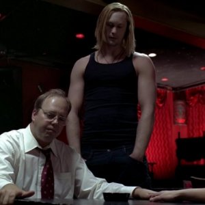 Michael McCafferty, Alexander Skarsgård ed Anna Paquin in una scena dell'episodio The Fourth Man in the Fire di True Blood