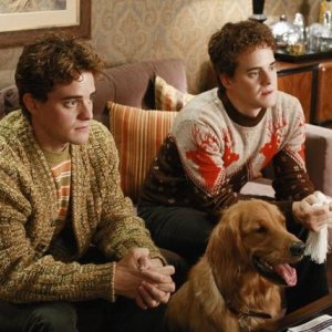 Alex Miller con il fratello gemello Graham Miller nell'episodio 'Oh Oh Oh It's Magic' della serie tv Pushing Daisies