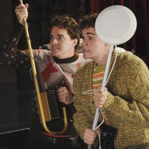 Alex Miller con il fratello  Graham Miller nell'episodio 'Oh Oh Oh It's Magic' della serie tv Pushing Daisies
