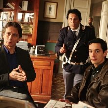 Cesare Bocci, Angelo Russo e Peppino Mazzotta e Luca Zingaretti nell'episodio La pazienza del ragno de Il commissario Montalbano