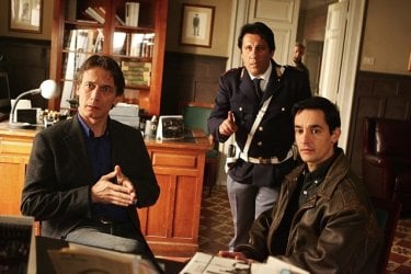 Cesare Bocci, Angelo Russo e Peppino Mazzotta e Luca Zingaretti nell'episodio La pazienza del ragno de Il commissario Montalbano