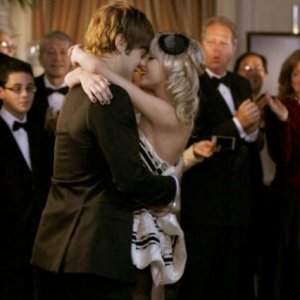Chace Crawford e Taylor Momsen durante una scena dell'episodio 'There might be blood' della serie tv Gossip Girl