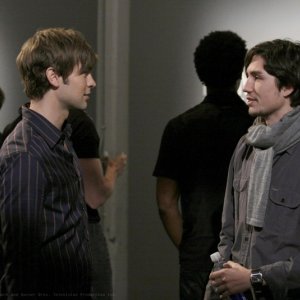 John Patrick Amedori con un collega nell'episodio 'Pret-a-Poor-Jenny' della serie tv Gossip Girl