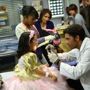John Stamos durante una scena dell'episodio 'Haunted' della serie tv ER - Medici in prima linea