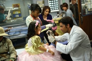 John Stamos durante una scena dell'episodio 'Haunted' della serie tv ER - Medici in prima linea