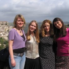 Kristina Novikova e Valbona Malaj in una scena dell'episodio Le ali della sfinge della fiction Il commissario Montalbano