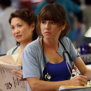 Lily Mariye insieme a Linda Cardellini nell'episodio 'Haunted' della serie tv ER - Medici in prima linea