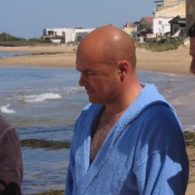 Luca Zingaretti con Peppino Mazzotta in una scena dell'episodio La pista di sabbia de Il Commissario Montalbano