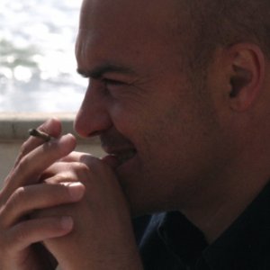 Luca Zingaretti è il Commissario Montalbano nell'episodio La pista di sabbia