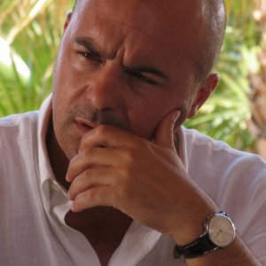 Luca Zingaretti è Il commissario Montalbano nell'episodio Vampa d'Agosto.