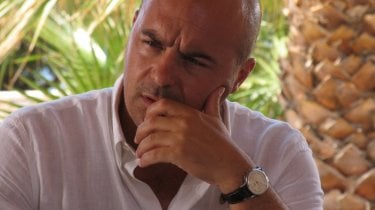 Luca Zingaretti è Il commissario Montalbano nell'episodio Vampa d'Agosto.