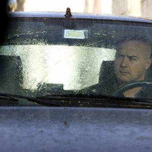 Luca Zingaretti in una scena dell'episodio La pazienza del ragno de Il commissario Montalbano
