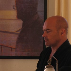 Luca Zingaretti interpreta Il commissario Montalbano nell'episodio Vampa d'Agosto.