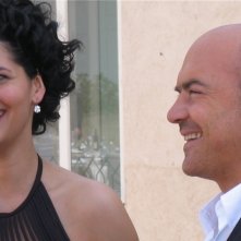 Mandala Tayde e Luca Zingaretti in una scena dell'episodio La pista di sabbia de Il Commissario Montalbano