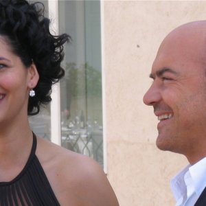 Mandala Tayde e Luca Zingaretti in una scena dell'episodio La pista di sabbia de Il Commissario Montalbano