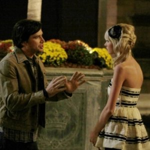 Matthew Settle insieme a Taylor Momsen durante una scena dell'episodio 'There might be blood' della serie tv Gossip Girl