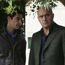 Peppino Mazzotta e Luca Zingaretti in una scena dell'episodio La pazienza del ragno de Il commissario Montalbano