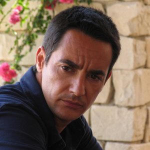 Peppino Mazzotta in una scena dell'episodio Vampa d'Agosto della fiction Il commissario Montalbano