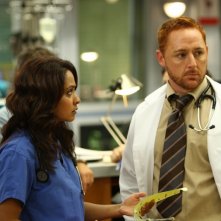 Scott Grimes con Parminder Nagra nell'episodio 'Haunted' della serie tv ER - Medicin in prima linea