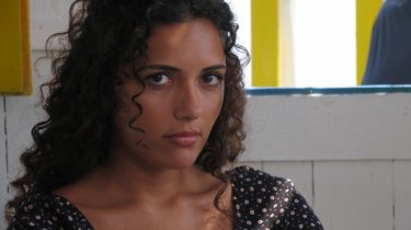 Serena Rossi in una scena dell'episodio Vampa d'Agosto della fiction Il commissario Montalbano