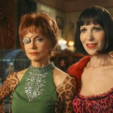 Swoosie Kurtz Insieme A Ellen Greene Durante Un Momento Dell Episodio Oh Oh Oh It S Magic Della Serie Tv Pushing Daisies 94283