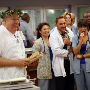 Troy Evans, Linda Cardellini, Scott Grimes insieme ad altri colleghi nell'episodio 'Haunted' della serie tv ER - Medicin in prima linea