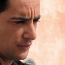 Un primo piano di Peppino Mazzotta in una sequenza dell'episodio Le ali della sfinge della fiction Il commissario Montalbano