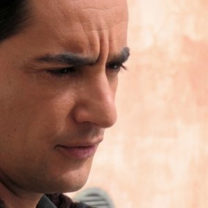 Un primo piano di Peppino Mazzotta in una sequenza dell'episodio Le ali della sfinge della fiction Il commissario Montalbano