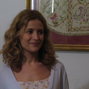 Valbona Malaj in una sequenza dell'episodio Le ali della sfinge della fiction Il commissario Montalbano