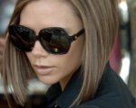 Victoria Beckham si spoglia per Armani