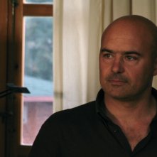 Zingaretti in una scena dell'episodio La pista di sabbia de Il Commissario Montalbano