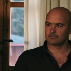 Zingaretti in una scena dell'episodio La pista di sabbia de Il Commissario Montalbano