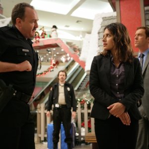 Damian Lewis, Brent Sexton e Sarah Shahi in una scena dell'episodio 'Black Friday' della serie tv Life