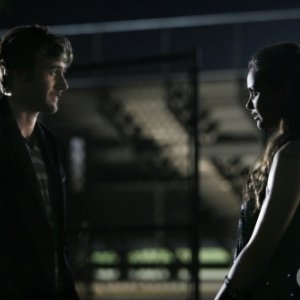Jessica Lucas e Ryan Eggold in una scena dell'episodio 'There's No Place Like Homecoming' della serie tv 90210