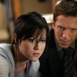 Jessy Schram e Damian Lewis nell'episodio 'Jackpot' della seconda stagione della serie tv Life