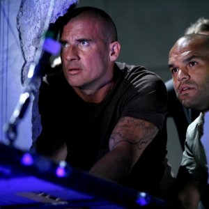 Amaury Nolasco e Dominic Purcell in una scena dell'episodio 'Quiet Riot' della quarta stagione della serie tv Prison Break