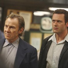 Jason O'Mara con Harvey Keitel nell'episodio 'Things to Do in New York When You Think You're Dead' della serie Life On Mars