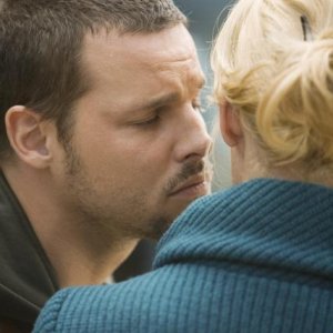 Justin Chambers in un momento dell'episodio 'These Ties That Bind' della serie televisiva Grey's Anatomy