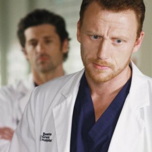 Kevin McKidd e in secondo piano Patrick Dempsey nell'episodio 'These Ties That Bind' della serie tv Grey's Anatomy