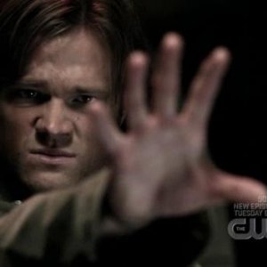Sam, ritratto da Jared Padalecki, mentre usa i suoi poteri nell'episodio ' It's the Great Pumpkin Sam Winchester ' della serie tv Supernatural