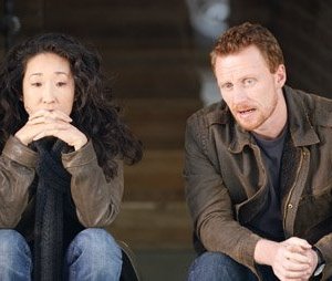 Sandra Oh con il collega Kevin McKidd nella quinta stagione della serie tv Grey's Anatomy