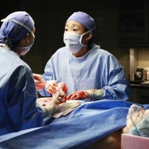 Sandra Oh in sala operatoria nell'episodio 'In The Midnight Hour' della quinta stagione di Grey's Anatomy
