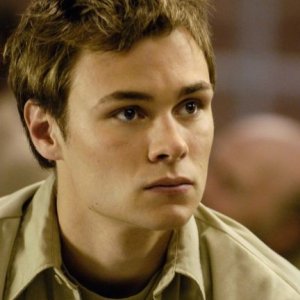 Un bel primo piano di Patrick Flueger