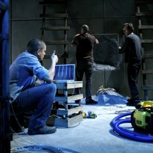 Wentworth Miller insieme a Dominic Purcell e William Fichtner nella serie tv Prison Break, episodio: Quite Riot