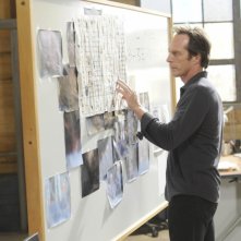 William Fichtner studia delle mappe nell'episodio 'The Legend' della serie tv Prison Break