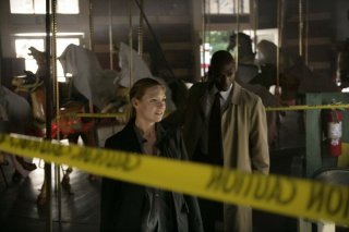 Anna Torv e Lance Reddick in una scena dell'episodio The Equation di Fringe