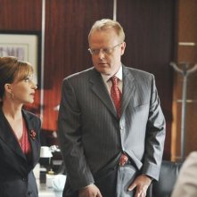 Christian Clemenson e Annie Potts nell'episodio 'The Bad Seed' della serie Boston Legal