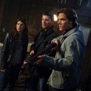 Genevieve Cortese, Jensen Ackles e Jared Padalecki in una scena dell'episodio I Know What You Did Last Summer di Supernatural